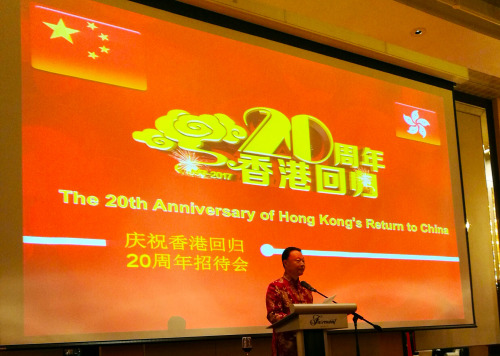 中国驻菲律宾大使馆29日在马尼拉马卡蒂费尔蒙特酒店,举办庆祝香港回归20周年招待会。中国驻菲大使赵鉴华在招待会上致辞表示:香港回归20年来,中国中央政府按照宪法和基本法办事,坚定不移贯彻落实“一国两制”、“港人治港”、高度自治。香港经济可圈可点,经济总量翻了一番,外贸储备提高三点二倍。香港继续保持国际金融、航运和贸易中心的地位,连续20年荣膺全球最自由经济体和最具竞争力地区之一。香港特别行政区正以新的姿态闪耀在世界舞台。 中国驻菲律宾大使馆29日在马尼拉马卡蒂费尔蒙特酒店,举办庆祝香港回归20周年招待会。中国驻菲大使赵鉴华在招待会上致辞表示:香港回归20年来,中国中央政府按照宪法和基本法办事,坚定不移贯彻落实“一国两制”、“港人治港”、高度自治。香港经济可圈可点,经济总量翻了一番,外贸储备提高三点二倍。香港继续保持国际金融、航运和贸易中心的地位,连续20年荣膺全球最自由经济体和最具竞争力地区之一。香港特别行政区正以新的姿态闪耀在世界舞台。