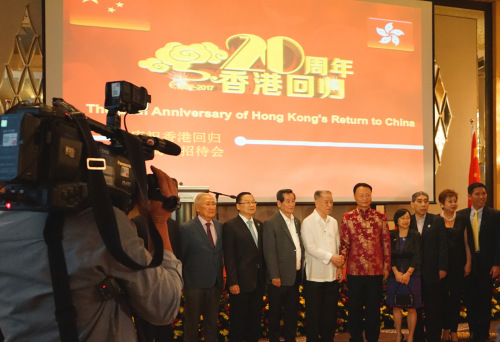 中国驻菲律宾大使馆29日在马尼拉马卡蒂费尔蒙特酒店,举办庆祝香港回归20周年招待会。中国驻菲大使赵鉴华(合影者左五),与出席招待会的菲律宾总统和平事务顾问杜瑞泽先生(左四),香港特别行政区驻雅加达经济贸易处处长杜彭慧仪女士(左六),及应邀出席的菲华各界人士合影。 中国驻菲律宾大使馆29日在马尼拉马卡蒂费尔蒙特酒店,举办庆祝香港回归20周年招待会。中国驻菲大使赵鉴华(合影者左五),与出席招待会的菲律宾总统和平事务顾问杜瑞泽先生(左四),香港特别行政区驻雅加达经济贸易处处长杜彭慧仪女士(左六),及应邀出席的菲华各界人士合影。