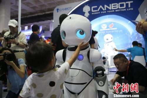 资料图：第二十届科博会展会现场，观众体验机器人。　韩海丹 摄