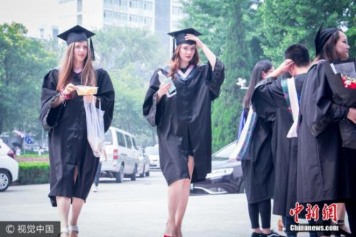 资料图：就读于北京语言大学的各种颜色的皮肤、各种颜色的头发的留学生们迎来了自己的毕业典礼。图片来源：视觉中国