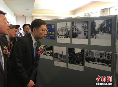 图为中国驻纽约总领馆副总领事程雷在参观图片展。<a target='_blank' href='http://www.chinanews.com/'>中新社</a>记者 马德林 摄