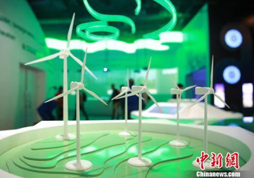 以“未来能源 绿色丝路”为主题的中国馆呈现了在能源开发利用中的主张与成就。 文龙杰 摄 以“未来能源 绿色丝路”为主题的中国馆呈现了在能源开发利用中的主张与成就。 文龙杰 摄
