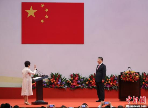 7月1日,庆祝香港回归祖国20周年大会暨香港特别行政区第五届政府就职典礼在香港会展中心隆重举行。国家主席习近平监誓,香港特别行政区第五任行政长官林郑月娥宣誓就职。<a target='_blank' href='http://www.chinanews.com/'>中新社</a>记者 盛佳鹏 摄 7月1日,庆祝香港回归祖国20周年大会暨香港特别行政区第五届政府就职典礼在香港会展中心隆重举行。国家主席习近平监誓,香港特别行政区第五任行政长官林郑月娥宣誓就职。<a target='_blank' href='http://www.chinanews.com/'>中新社</a>记者 盛佳鹏 摄