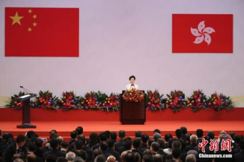 7月1日,庆祝香港回归祖国20周年大会暨香港特别行政区第五届政府就职典礼在香港会展中心隆重举行。香港特别行政区行政长官林郑月娥致辞。<a target='_blank' href='http://www.chinanews.com/'>中新社</a>记者 盛佳鹏 摄 7月1日,庆祝香港回归祖国20周年大会暨香港特别行政区第五届政府就职典礼在香港会展中心隆重举行。香港特别行政区行政长官林郑月娥致辞。<a target='_blank' href='http://www.chinanews.com/'>中新社</a>记者 盛佳鹏 摄
