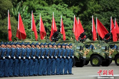 6月30日，中共中央总书记、国家主席、中央军委主席习近平在香港石岗军营视察并检阅中国人民解放军驻香港部队。共有20个方队，3100余名官兵接受检阅。图为空军方队。 <a target='_blank' href='http://www.chinanews.com/'>中新社</a>记者 洪少葵 摄