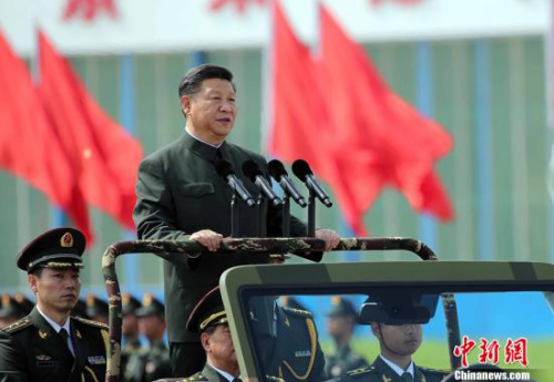 6月30日,中共中央总书记、国家主席、中央军委主席习近平在香港石岗军营视察并检阅中国人民解放军驻香港部队。 <a target='_blank' href='http://www.chinanews.com/'>中新社</a>记者 洪少葵 摄 6月30日,中共中央总书记、国家主席、中央军委主席习近平在香港石岗军营视察并检阅中国人民解放军驻香港部队。 <a target='_blank' href='http://www.chinanews.com/'>中新社</a>记者 洪少葵 摄