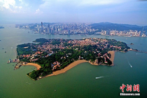 资料图：鸟瞰鼓浪屿全景。 王东明 摄