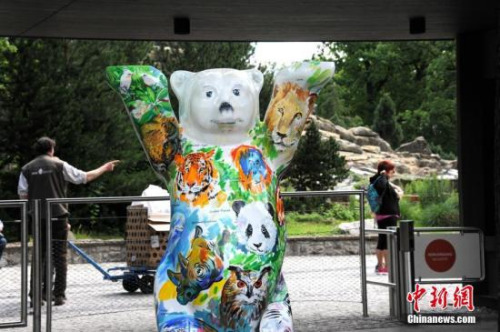 阔别五年后，德国柏林终于再度迎来一对中国大熊猫。图为7月4日，柏林动物园入口处的吉祥物“柏林熊”绘上了大熊猫的图案。7月5日，来自中国的“梦梦”和“娇庆”将正式与德国公众见面。<a target='_blank' href='http://www.chinanews.com/'>中新社</a>记者 彭大伟 摄