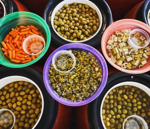 各种腌制食品,包括红萝卜、橄榄、辣椒等。(美国《世界日报》/颜嘉莹 摄) 各种腌制食品,包括红萝卜、橄榄、辣椒等。(美国《世界日报》/颜嘉莹 摄)