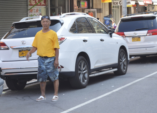 华埠游民众多，给商家带来困扰。(美国《世界日报》／俞姝含 摄)