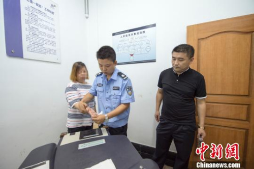 胡某霞依法归案。 杭州警方供图 胡某霞依法归案。 杭州警方供图