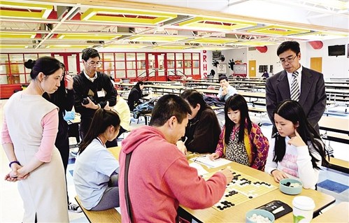 学生和家长在中文课程之余参加华夏中文学校组织的围棋比赛等文娱活动。　华夏中文学校供图