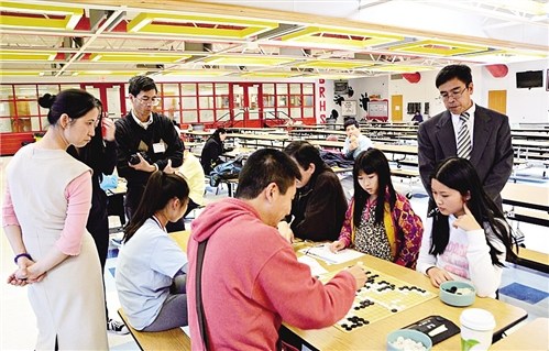 学生和家长在中文课程之余参加华夏中文学校组织的围棋比赛等文娱活动。 华夏中文学校供图 学生和家长在中文课程之余参加华夏中文学校组织的围棋比赛等文娱活动。 华夏中文学校供图
