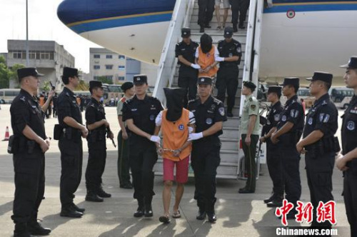 74名疑犯从柬埔寨押解回国 湘警 摄 74名疑犯从柬埔寨押解回国 湘警 摄