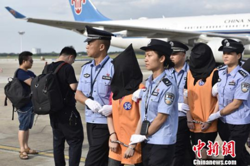 74名疑犯从柬埔寨押解回国 湘警 摄