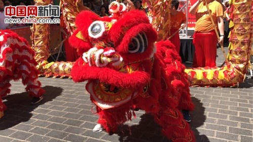 英国华侨华人于7月2日在伦敦华埠举办千人盆菜宴,祝贺香港特区成立二十周年。同时还有舞龙舞狮表演,吸引了英国众多华人华侨及各界友好出席。(摄影王志永) 英国华侨华人于7月2日在伦敦华埠举办千人盆菜宴,祝贺香港特区成立二十周年。同时还有舞龙舞狮表演,吸引了英国众多华人华侨及各界友好出席。(摄影王志永)