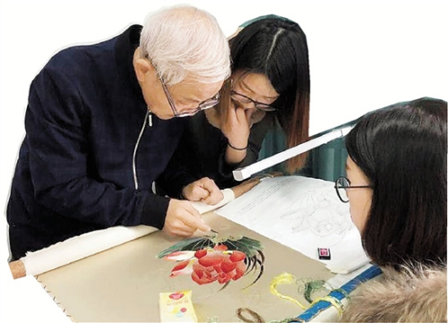 赵亦军老先生指导学生杭绣。