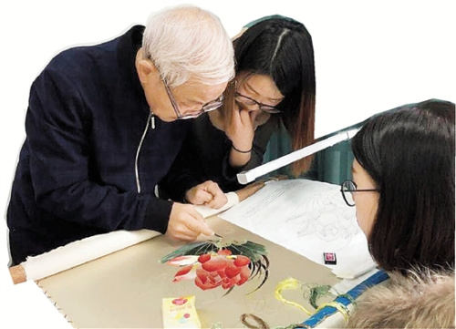 赵亦军老先生指导学生杭绣。 赵亦军老先生指导学生杭绣。