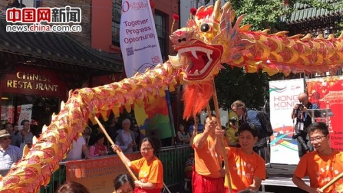 英国华侨华人于7月2日在伦敦华埠举办千人盆菜宴，祝贺香港特区成立二十周年。同时还有舞龙舞狮表演，吸引了英国众多华人华侨及各界友好出席。(摄影王志永)