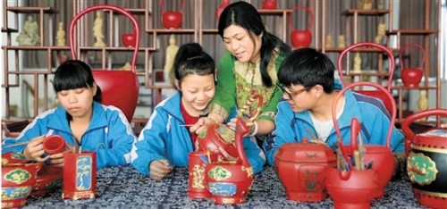 宁海一职徐为琴老师教学生制作泥金彩漆。 宁海一职徐为琴老师教学生制作泥金彩漆。