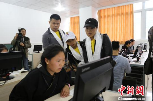 海外华侨华人子女参观四川省藏文学校。 马强 摄 海外华侨华人子女参观四川省藏文学校。 马强 摄