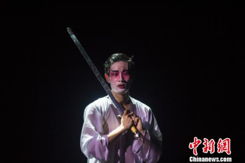 一个颇具“中国风”的《哈姆雷特》日前在英国上演。来自北京的戏剧演员辛阱宇，用莎士比亚古典英文结合中国元素，演绎莎翁经典。　曾鼐 摄