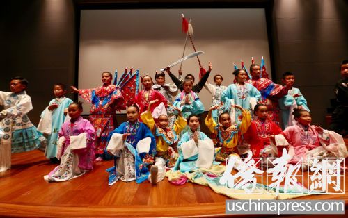 “华梦计划”少儿京剧班的部分演员在台上谢幕。(美国《侨报》/邱晨 摄) “华梦计划”少儿京剧班的部分演员在台上谢幕。(美国《侨报》/邱晨 摄)
