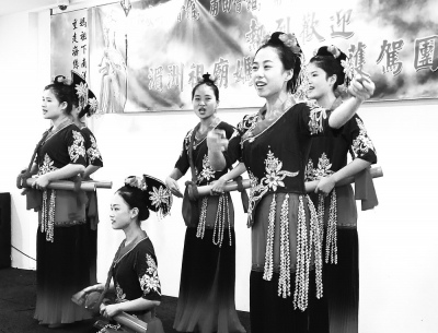 湄洲妈祖祖庙天后艺术团进行《海丝路·妈祖情》歌舞表演。