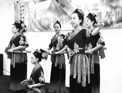 湄洲妈祖祖庙天后艺术团进行《海丝路·妈祖情》歌舞表演。 湄洲妈祖祖庙天后艺术团进行《海丝路·妈祖情》歌舞表演。