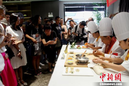 图为烹饪大师现场厨艺表演，令华裔青年赞不绝口。　崔佳明 摄