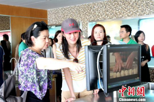 图为华裔杰出青年参观扬州“中餐繁荣基地”。　崔佳明 摄