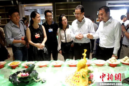  图为华裔青年在参观中华美食厨艺。　崔佳明　摄