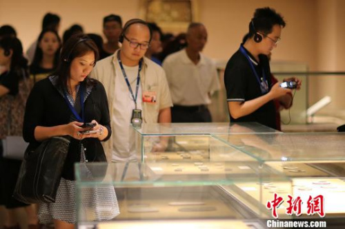 华裔青年在南京博物院参观。　泱波 摄