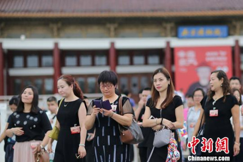 华裔杰出青年走进南京博物院。　泱波 摄