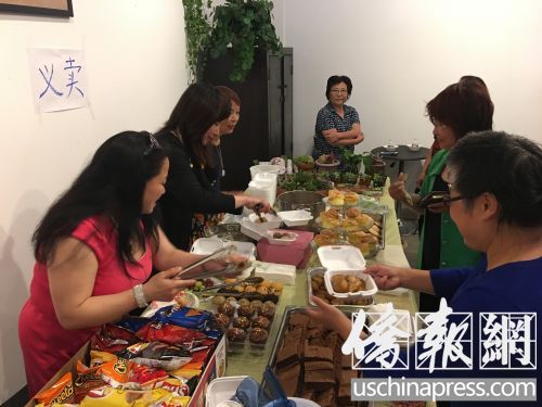 湾区各界纷纷奉献爱心。(美国《侨报》/于丽娜 摄) 湾区各界纷纷奉献爱心。(美国《侨报》/于丽娜 摄)