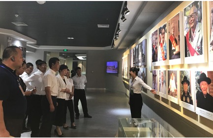 康晓萍参观南洋华侨机工回国抗日纪念馆。 康晓萍参观南洋华侨机工回国抗日纪念馆。