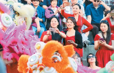 图为当地时间7月8日，华人团体主办的庆祝加拿大联邦成立150周年庆典在大多伦多地区北约克拉士民广场上演。 <a target='_blank' href='http://www.chinanews.com/'>中新社</a>记者 余瑞冬摄