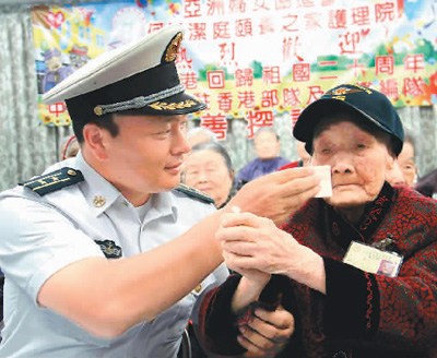 辽宁舰编队与驻香港部队官兵7月10日下午前往香港亚洲妇女协进会颐养之家护理院看望并慰问老人。已经在护理院住了18年的110岁老人谢月琼,兴奋地竖起大拇指,留下了激动的泪水。图为辽宁舰编队官兵细心地为老人擦去泪水。 辜雨晴摄 辽宁舰编队与驻香港部队官兵7月10日下午前往香港亚洲妇女协进会颐养之家护理院看望并慰问老人。已经在护理院住了18年的110岁老人谢月琼,兴奋地竖起大拇指,留下了激动的泪水。图为辽宁舰编队官兵细心地为老人擦去泪水。 辜雨晴摄