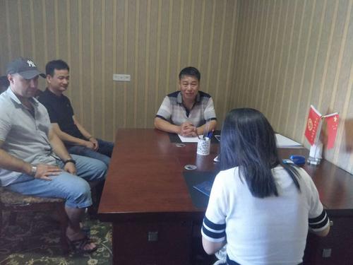 林乐文在华助中心办公室填写救助表。(吉尔吉斯斯坦比什凯克华助中心供图) 林乐文在华助中心办公室填写救助表。(吉尔吉斯斯坦比什凯克华助中心供图)