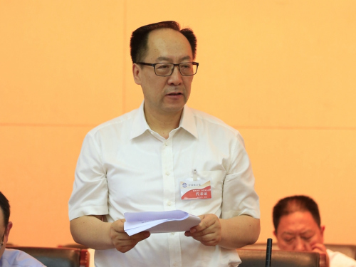 陈超代表致公党陕西省第一届委员会作工作报告。 陈超代表致公党陕西省第一届委员会作工作报告。