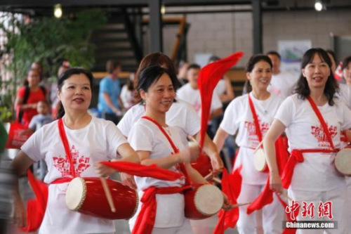 图为在加拿大首都渥太华的击鼓会场，来自侨社的参加者们打起中国腰鼓。加拿大从东海岸至西海岸的哈利法克斯、蒙特利尔、渥太华、多伦多、温尼伯、里贾纳、卡尔加里、温哥华八大城市、不同族裔的参加者均同步击响鼓点。<a target='_blank' href='http://www.chinanews.com/'>中新社</a>记者 余瑞冬 摄