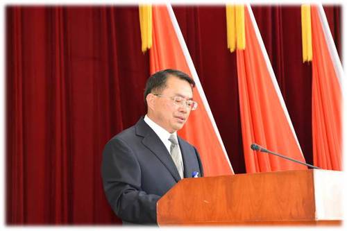 张志坚代表州六届侨联委员会作《工作报告》 张志坚代表州六届侨联委员会作《工作报告》