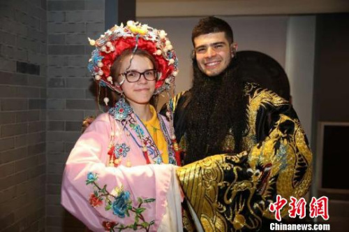 选手体验中国文化。　节目组供图 摄