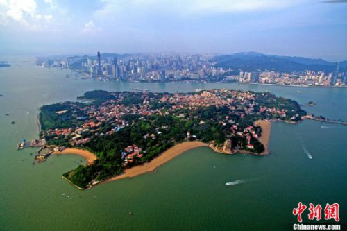 鼓浪屿位于福建省厦门市,这个国际历史社区包括51组代表性历史建筑及宅院、4组历史道路、7处代表性自然景观,以及2处代表性文化遗迹,它们共同构成了鼓浪屿自然有机的空间结构和内涵丰富的城市历史景观要素。 <a target='_blank' href='http://www.chinanews.com/'>中新社</a>记者 王东明 摄 鼓浪屿位于福建省厦门市,这个国际历史社区包括51组代表性历史建筑及宅院、4组历史道路、7处代表性自然景观,以及2处代表性文化遗迹,它们共同构成了鼓浪屿自然有机的空间结构和内涵丰富的城市历史景观要素。 <a target='_blank' href='http://www.chinanews.com/'>中新社</a>记者 王东明 摄
