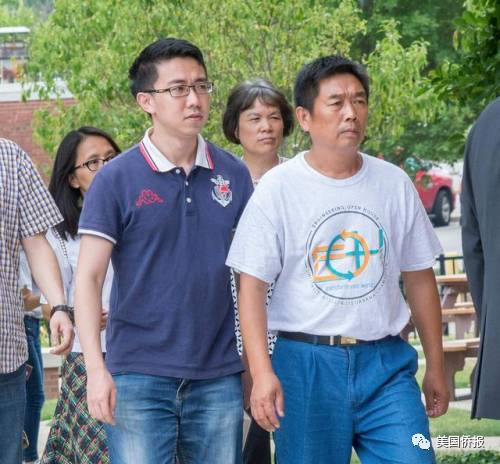 第二次聆讯,章莹颖男友(左一)和父亲(右一)进入香槟联邦法庭前。 第二次聆讯,章莹颖男友(左一)和父亲(右一)进入香槟联邦法庭前。