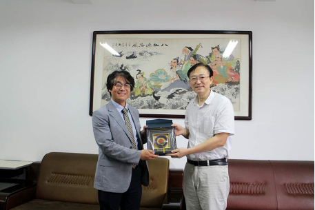 邵宜代表学院向访问团赠送纪念品 邵宜代表学院向访问团赠送纪念品