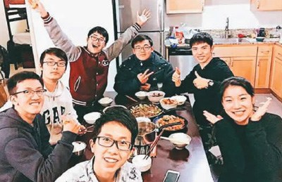 感恩节假期,王子铭(右三)和一同游学的伙伴儿们,在租借的房子里一起做饭。 感恩节假期,王子铭(右三)和一同游学的伙伴儿们,在租借的房子里一起做饭。