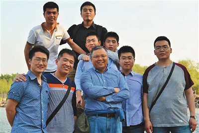 黄大年(前排中)与学生外出徒步。新华社发 黄大年(前排中)与学生外出徒步。新华社发