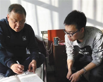 黄大年在病房里给学生王泰涵讲课。周文月 摄 黄大年在病房里给学生王泰涵讲课。周文月 摄