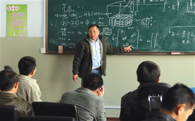 2011年4月10日,黄大年在为吉林大学的学生们授课。新华社发 2011年4月10日,黄大年在为吉林大学的学生们授课。新华社发